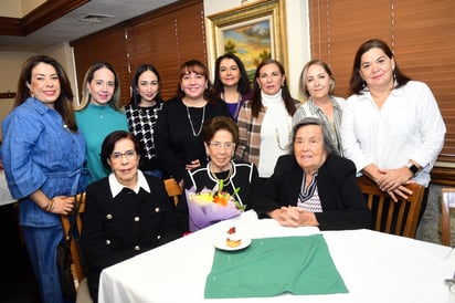 Amigas y familiares de Josefina Torres de Gamboa, la acompañaron en el desayuno de cumpleaños organizado en su honor (EL SIGLO DE TORREÓN)