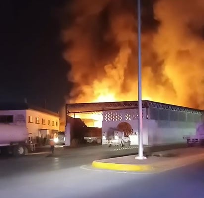 Incendio en maderería de Gómez Palacio (EL SIGLO DE TORREÓN)