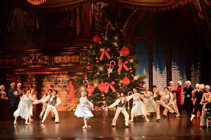 El público disfrutó de la majestuosa presentación del Ballet El Cascanueces (EL SIGLO DE TORREÓN)
