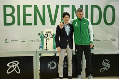 En las instalaciones del Auditorio Orlegi, el estratega pampero portó sus nuevos colores, los cuales no desconoce tras su paso por el club hace ya 15 años; fue acompañado en el acto por el presidente albiverde, Aleco Irarragorri Kalb.