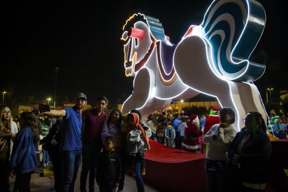 Adornos. La Villamagia está conformada por un árbol navideño y figuras gigantes de algunos de los juguetes tradicionales
mexicanos.