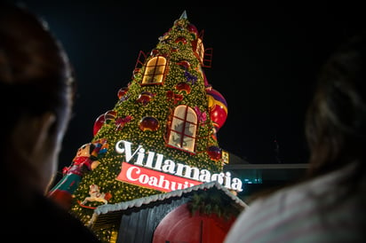 Encanto. El pino monumental y los diferentes adornos sobre la explanada brillaron con luces de colores, que cautivaron a todos los asistentes al evento. VillaMagia
Coahuila este año se instaló en Saltillo, Torreón, Parras de la Fuente, Monclova, Sabinas, Piedras Negras y Ciudad Acuña.