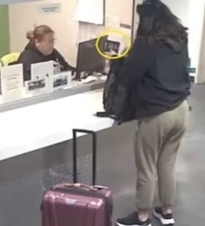 Hannah Kobayashi comprando boleto de autobús (CAPTURA)