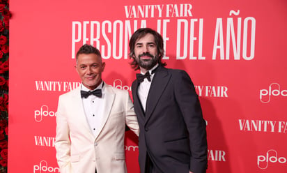 El cantante Alejandro Sanz, acompañado por Alberto Moreno, director de Vanity. Foto: EFE