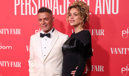 El cantautor y compositor Alejandro Sanz y su novia, la actriz Candela Márquez, posan a su llegada a la alfombra roja. Foto: EFE