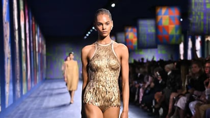 Modelo en parasela portando el bodysuit parte de la colección Alta Costura de Dior de la temporada otoño-invierno 2024/2025. Imagen: cortesía.