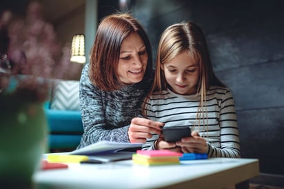 La confianza es de vital importancia para que los padres puedan estar al tanto del contenido que consumen sus hijos y las interacciones que tienen en Internet. Foto: Shutterstock