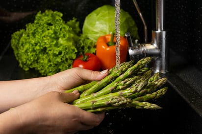 El correcto lavado y desinfección de frutas y verduras es una forma de evitar la ingesta de bacterias y parásitos. Foto: Freepik