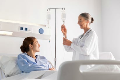 Cuando la deshidratación por infección estomacal se agrava, es conveniente aplicar líquidos directamente en el torrente sanguíneo. Foto: Freepik