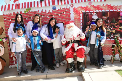 Grupo 1 A de la Licenciatura en Ciencias de la Educación con pequeños asistentes al festejo (EL SIGLO DE TORREÓN)