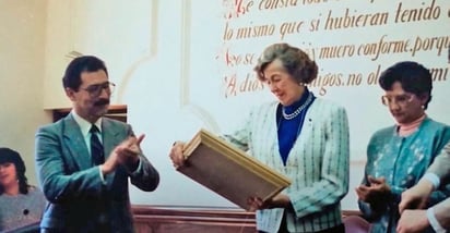 María Luisa Dehesa recibiendo un reconocimiento. Foto: Presidencia de México