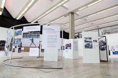 Exposición '¡Juntas! Manifestaciones feministas y la apropiación del espacio público' en la galería María Luisa Dehesa Gómez Farías de la UNAM. Foto: Restauradoras con Glitter