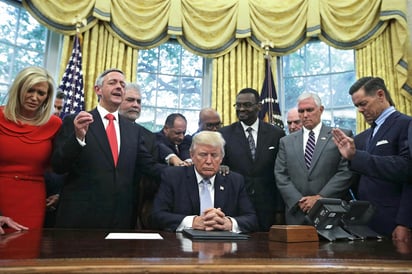 Líderes evangélicos rezan por Donald Trump en la Sala Oval de la Casa Blanca, en 2017. Foto: Getty Images