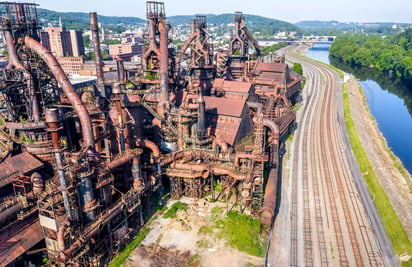 Fábrica de acero abandonada en Bethlehem, en Pennsylvania, uno de los estados que conforman el Cinturón de Óxido. Foto: Britannica