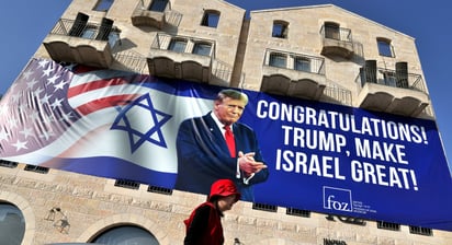 'Felicidades, Trump, haz que Israel sea grande', dice un espectacular ubicado en Jerusalén. Foto: EFE/ Vassil Donev