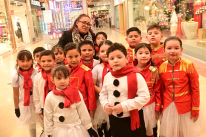 Miss Jocaved con su grupo de alumnos (EL SIGLO DE TORREÓN)
