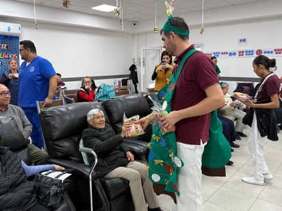 Navidad en el Club de los Abuelos por el DIF Torreón.