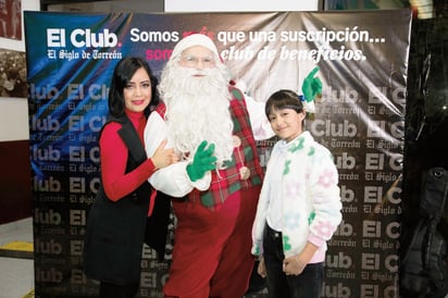 Jatziri Muramay y Sarah, junto a Santa Claus (EL SIGLO DE TORREÓN / ENRIQUE CASTRUITA)
