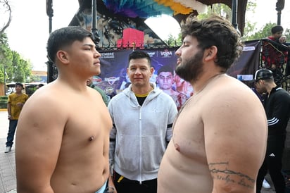 La ceremonia de pesaje se realizó en la Plaza de Armas de Ciudad Lerdo, donde 'Kong' y 'El Irlandés' lanzaron retos.