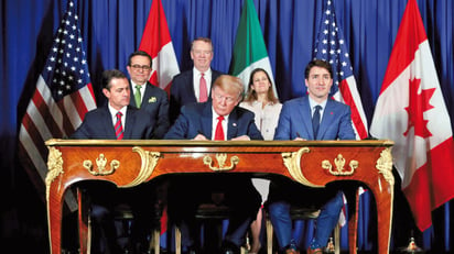 Los presidentes Enrique Peña Nieto, Donald Trump y Justin Trudeau firmando el T-MEC en 2018. Imagen: EFE/ Kevin Lamarque