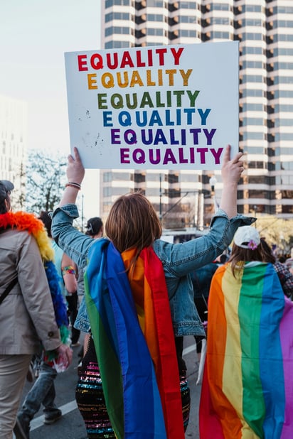 El activismo y las manifestaciones culturales son claves para defender el espacio que se ha abierto la diversidad sexual. Foto: Unsplash/ Aiden Craver