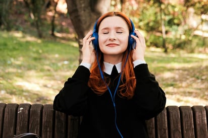 Según neurocientíficos de Harvard, escuchar canciones familiares y queridas puede tener un impacto directo en el cerebro, estimulando emociones positivas y generando bienestar.