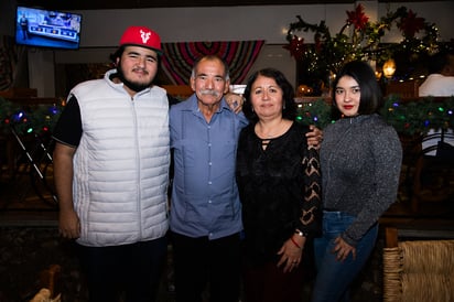 Moi Ibarra, Santos Ibarra, Claudia Álvarez y Jocy Ibarra (EL SIGLO DE TORREÓN / ENRIQUE CASTRUITA)
