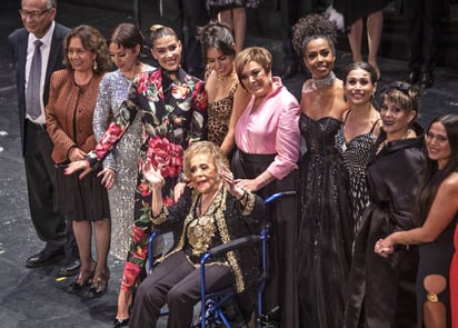 La primera actriz acompañada de su familia, durante su emotivo homenaje en el Palacio de Bellas Artes, en 2022. Foto: EFE