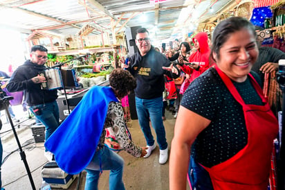 Buen ritmo. Locatarias del mercadito sacaron los 'pasos prohibidos' con Los Primeritos (EL SIGLO DE TORREÓN)
