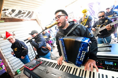 Enfiestados. El ambiente estaba a todo lo que da, algo que tenía muy emocionados a los intérpretes (EL SIGLO DE TORREÓN)
