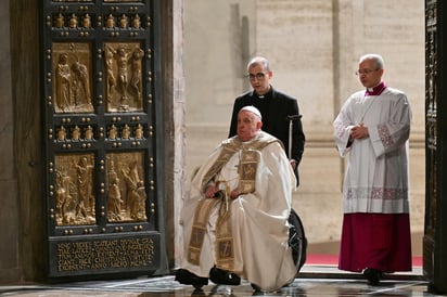 Abre Puertas de San Pedro.  El papa Francisco inauguró el martes el Año Santo 2025, dando inicio a una celebración de la Iglesia Católica que se espera atraiga a unos 32 millones de peregrinos a Roma y ponga a prueba la resistencia del pontífice y la capacidad de la Ciudad Eterna para recibirlos.