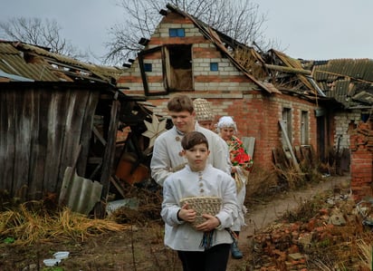 En honor a militares. Los actores de Kharkiv Pavlo y Daria, junto con sus hijos Zakhariy e Ignatiy,
realizan una visita navideña a militares ucranianos en una aldea no lejos de la línea del frente en el área de Kharkiv, al noreste de Ucrania, el 24 de diciembre de 2024, en medio de la invasión rusa en curso.