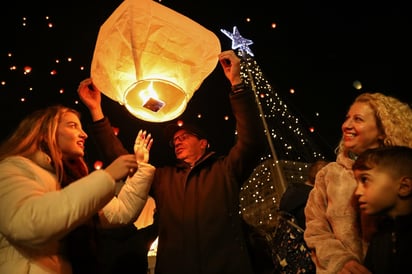 Deseos al cielo. La gente se reúne frente al ayuntamiento de Atenas y suelta linternas celestes durante el evento ‘La Noche de los Deseos’ en Nochebuena en Atenas, Grecia, el 24 de diciembre de 2024.