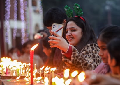 Desde Asia. Los indios encienden velas en Nochebuena en la Catedral del Sagrado Corazón de Nueva Delhi, India, 24 de diciembre de 2024. La mayoría de los cristianos celebran la Navidad en todo el mundo el 25 de diciembre para conmemorar el nacimiento de Jesús, la figura central del cristianismo.