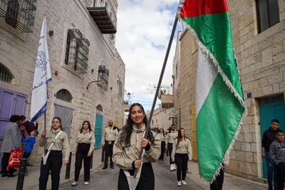 Los palestinos celebran la Navidad en Belén, ciudad de Cisjordania ocupada donde la tradición sitúa el nacimiento de Jesús, otro año más de luto con el trasfondo de la guerra en Gaza. 