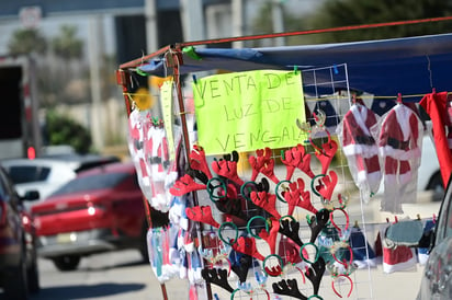 Comercio. Comerciantes de la región aprovecharon la temporada navideña para vender artículos como gorritos y las tradicionales luces de bengala.