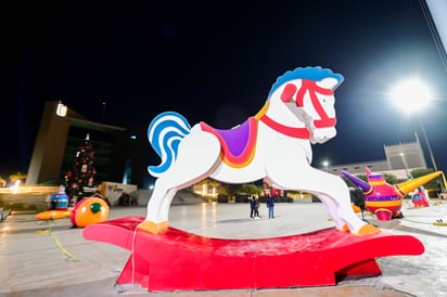 Plaza Mayor. La Plaza Mayor de Torreón iluminada y decorada para las festividades navideña tuvo un respiro de los cientos de visitantes en la víspera de Nochebuena.