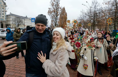 Por la postal. Ucranianos cantaron villancicos y se tomaron fotos, en un esfuerzo por sentir el espíritu festivo ante los constantes ataques y bombardeos del Gobierno de Rusia.