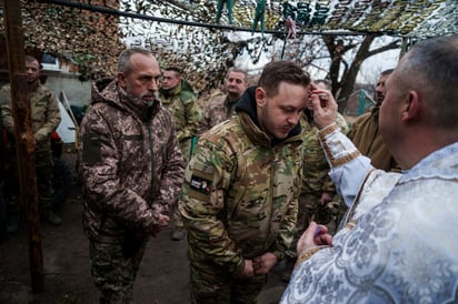 Esperanza. Tropas de Kiev recibieron ayer la comunión, una fecha atípica para un país que celebraba con anterioridad la Navidad en enero, puesto que son Católicos ortodoxos. 