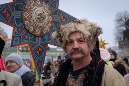 Tradiciones. Miles de ucranianos celebraron sus tradiciones navideñas y se dijeron agradecidos por sentir “espíritu festivo”. Entre quienes festejaron ayer, llamaron a tener fortaleza para sobrellevar los tiempos difíciles. 