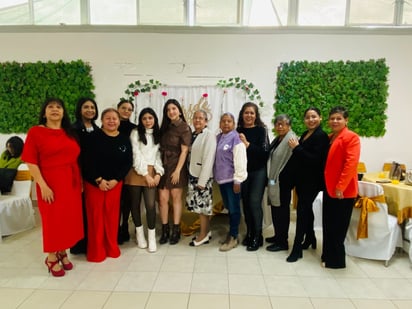 Familia materna de la futura esposa. La acompañan Verónica Salazar, Liliana H, Dinora C, Elsa H, Camila C, Rebeca A, Calia A, Graciala H. Rosa H. Lisbert H, Lucy H.
