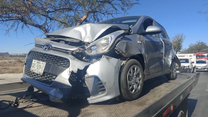 Accidente entre pipa y automóvil.