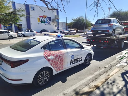 Accidente entre pipa y automóvil.