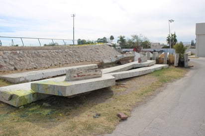 Sin retorno. El monumento no ha podido volver a su lugar de origen, en cambio permanece desmembrado y olvidado, junto a unas canchas de futbol de la deportiva, sin ningún tipo de protección y visiblemente dañado. (DANIELA CERVANTES)