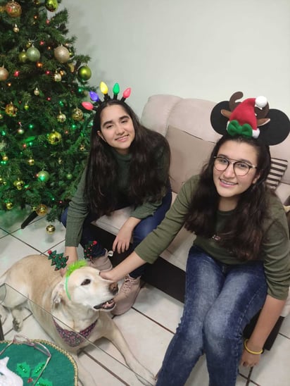 Liliana y Andrea Ramírez Castillo junto a la Princesa durante Navidad en 2020.