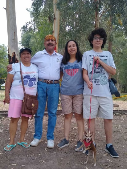 Familia Hernández Martínez junto a su perrita Mía.