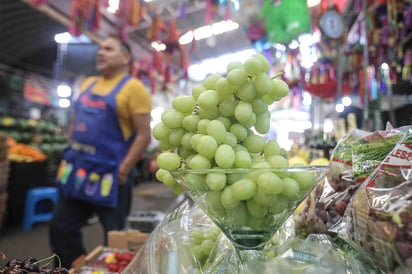 Algunas personas sacan maletas a la calle con la esperanza de viajar más durante el año.