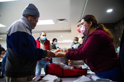 Feligreses reparten comida a familiares de pacientes en la clínica 71 del IMSS en Torreón (EL SIGLO DE TORREÓN / ENRIQUE CASTRUITA)