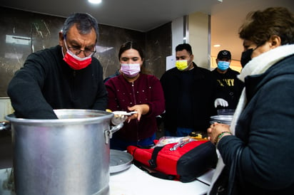 Feligreses reparten comida a familiares de pacientes en la clínica 71 del IMSS en Torreón (EL SIGLO DE TORREÓN / ENRIQUE CASTRUITA)