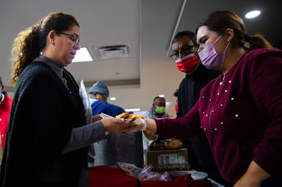 Feligreses reparten comida a familiares de pacientes en la clínica 71 del IMSS en Torreón (EL SIGLO DE TORREÓN / ENRIQUE CASTRUITA)